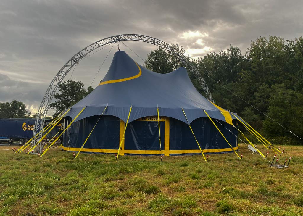 location chapiteau de cirque 14M rond lors d'un festival