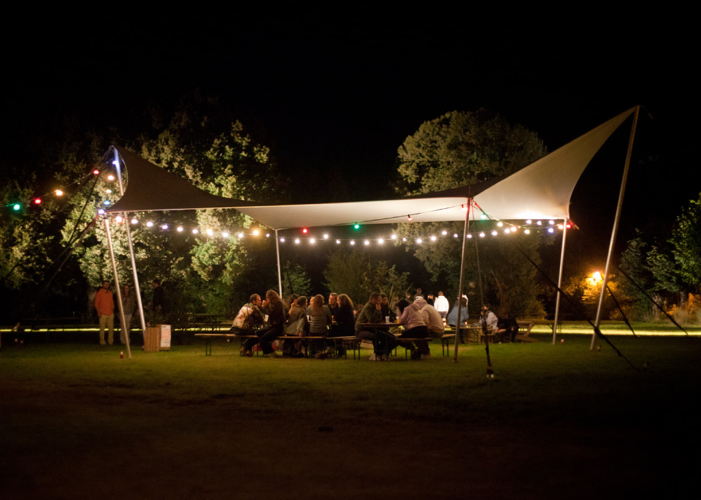 location toile tendue 6 pointes sur un festival de nuit