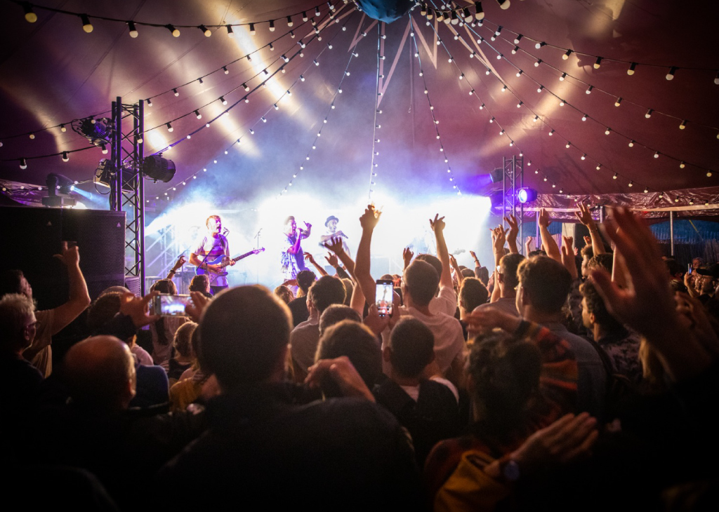 plafond lumineux sous un chapiteau de cirque 14M