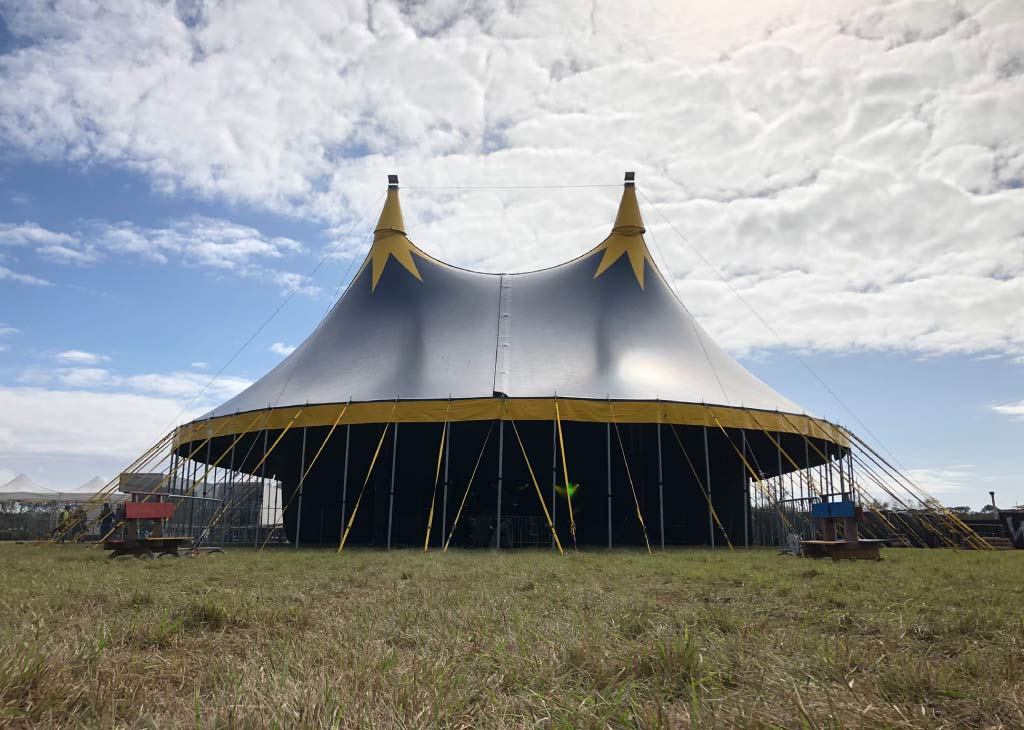 chapiteau de cirque 25M dans un festival en vendée