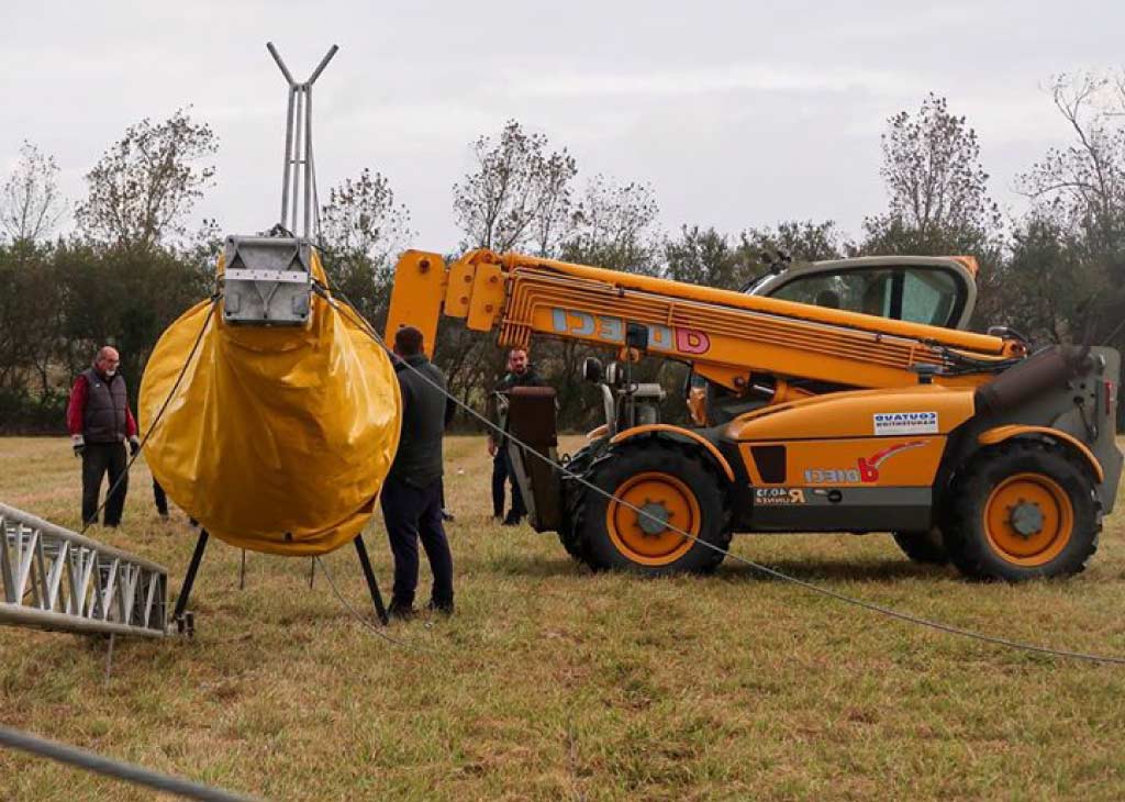 engin type télescopique pour la manutention des chapiteaux de cirque